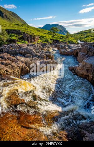 Meadow and River Etive and Creag Dubh Mountain, Schottland, Vereinigtes Königreich Stockfoto