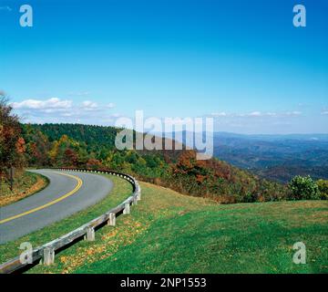 Blue Ridge Parkway über bewaldete Berge im Herbst, North Carolina, USA Stockfoto