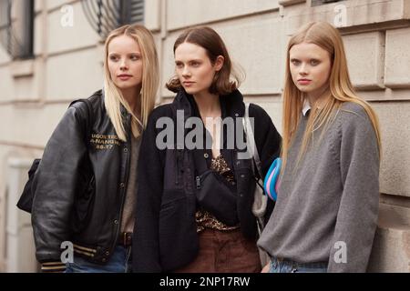 Models Evie Harris, Kate McNamara, Tara Halliwell außerhalb der Philosophie Di Lorenzo Serafini Modenschau während der Mailänder Fashion Week Frauenbekleidung Stockfoto