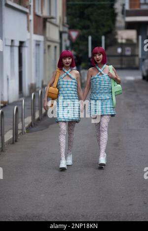 Amiaya Zwillingsschwestern vor der Sunnei Modenschau während der Mailänder Fashion Week Frauenbekleidung Herbst/Winter 2023/2024 Stockfoto