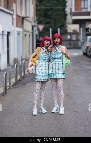 Amiaya Zwillingsschwestern vor der Sunnei Modenschau während der Mailänder Fashion Week Frauenbekleidung Herbst/Winter 2023/2024 Stockfoto