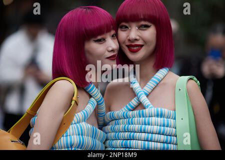 Amiaya Zwillingsschwestern vor der Sunnei Modenschau während der Mailänder Fashion Week Frauenbekleidung Herbst/Winter 2023/2024 Stockfoto