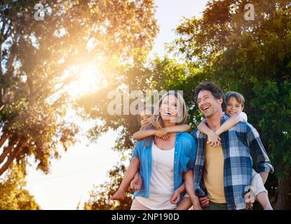 Die glücklichsten Tage verbringen wir mit der Familie. Eine glückliche Familie, die Zeit zusammen im Freien verbringt. Stockfoto