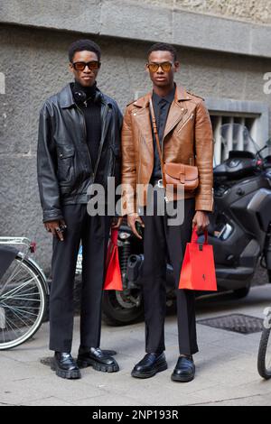 Models außerhalb der Ferrari-Modenschau während der Mailänder Fashion Week Frauenbekleidung Herbst/Winter 2023/2024 Stockfoto