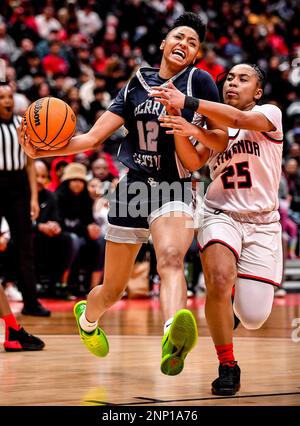 25. Februar 2023 Anaheim, CA.Sierra Canyon (12) Juju Watkins setzt die Grundlinie in den Korb, während Etiwanda (25) Aliyahna Morris während des CIF-SS Girls Open DIV Basketball Championship Game verteidigt. Sierra Canyon gegen Etiwanda. Sierra Canyon schlägt Etiwanda 70-57. Louis Lopez/Modern Exposure/Cal Sport Media Stockfoto