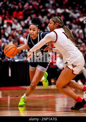 25. Februar 2023 Anaheim, CA.Sierra Canyon (12) Juju Watkins steuert die Grundlinie während der CIF-SS Girls Open DIV Basketball Championship Game auf den Basketball. Sierra Canyon gegen Etiwanda. Sierra Canyon schlägt Etiwanda 70-57. Louis Lopez/Modern Exposure/Cal Sport Media Stockfoto