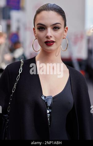 Deva Cassel vor der Modenschau Dolce & Gabbana während der Mailänder Fashion Week Frauenbekleidung Herbst/Winter 2023/2024 Stockfoto