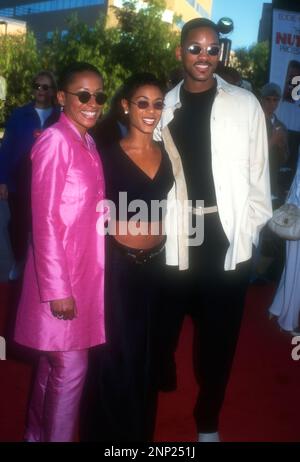 Universal City, Kalifornien, USA 27. Juni 1996 (L-R) Adrienne Banfield, Schauspielerin Jada Pinkett und Schauspielerin will Smith nehmen am 27. Juni 1996 an der Premiere „The Nutty Professor“ im Universal Amphitheatre in Universal City, Kalifornien, USA Teil. Foto: Barry King/Alamy Stock Photo Stockfoto