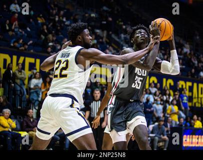 Berkeley, Kalifornien USA 25. Februar 2023. A. Washington State Forward Mouhamed Gueye (35) fährt während des NCAA Männer Basketballspiels zwischen Washington State Cougars und den California Golden Bears zum Basketball. Washington State schlägt California 63-57 im Haas Pavilion Berkeley Calif Thurman James/CSM/Alamy Live News Stockfoto