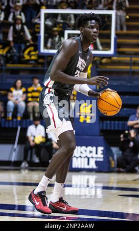 Berkeley, Kalifornien USA 25. Februar 2023. A. Washington State Forward Mouhamed Gueye (35) passt den Ball beim NCAA Männer Basketballspiel zwischen Washington State Cougars und den California Golden Bears. Washington State schlägt California 63-57 im Haas Pavilion Berkeley Calif Thurman James/CSM/Alamy Live News Stockfoto