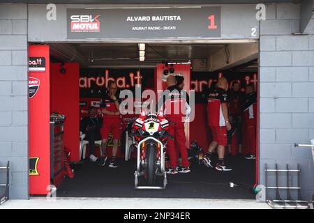 Victoria, Australien. 26. Februar 2023. Ein allgemeiner Blick auf die Boxengarage des Alvaro Bautista (ESP) Rennens für Aruba.IT Racing - Ducati- während der 2023. Australischen Grand Ridge Round der MOTUL FIM Superbike World Championship 2023 in Phillip Island, Australien, am 26. Februar 2023 - Bildgutschrift: brett keating/Alamy Live News Stockfoto