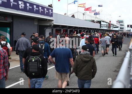 Victoria, Australien. 26. Februar 2023. Ein allgemeiner Blick auf die große Menge während des öffentlichen Pit Lane Walk während der Australian Grand Ridge Round 2023 der MOTUL FIM Superbike World Championship 2023 in Phillip Island, Australien, am 26. Februar 2023 - Bildgutschrift: brett keating/Alamy Live News Stockfoto