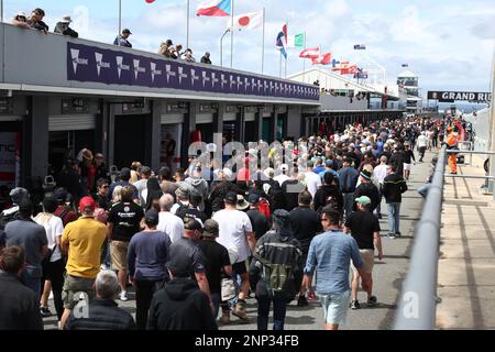 Victoria, Australien. 26. Februar 2023. Ein allgemeiner Blick auf die große Menge während des öffentlichen Pit Lane Walk während der Australian Grand Ridge Round 2023 der MOTUL FIM Superbike World Championship 2023 in Phillip Island, Australien, am 26. Februar 2023 - Bildgutschrift: brett keating/Alamy Live News Stockfoto