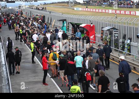 Victoria, Australien. 26. Februar 2023. Ein allgemeiner Blick auf die große Menge während des öffentlichen Pit Lane Walk während der Australian Grand Ridge Round 2023 der MOTUL FIM Superbike World Championship 2023 in Phillip Island, Australien, am 26. Februar 2023 - Bildgutschrift: brett keating/Alamy Live News Stockfoto