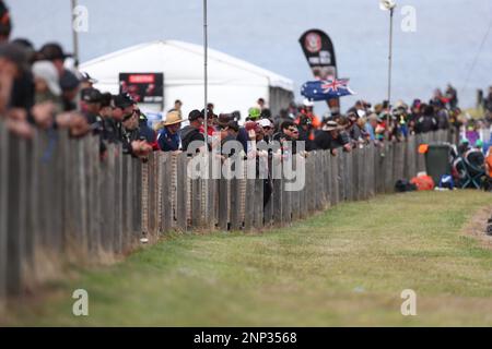 Victoria, Australien. 26. Februar 2023. Ein allgemeiner Blick auf die große Menge während des öffentlichen Pit Lane Walk während der Australian Grand Ridge Round 2023 der MOTUL FIM Superbike World Championship 2023 in Phillip Island, Australien, am 26. Februar 2023 - Bildgutschrift: brett keating/Alamy Live News Stockfoto