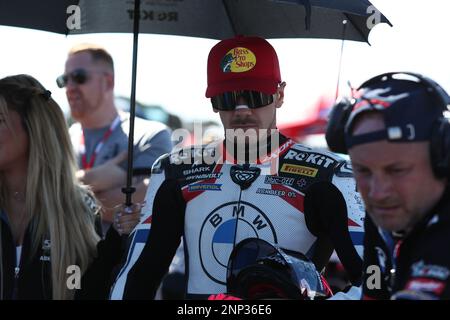 Victoria, Australien. 26. Februar 2023. Scott Redding (GBR)Racing für das ROKIT BMW Motorrad WorldSBK Team – sitzt vor dem Rennen zwei der 2023 Australian Grand Ridge Round der MOTUL FIM Superbike World Championship 2023 in Phillip Island, Australien, am 26. Februar 2023 – Bildgutschrift: brett keating/Alamy Live News Stockfoto