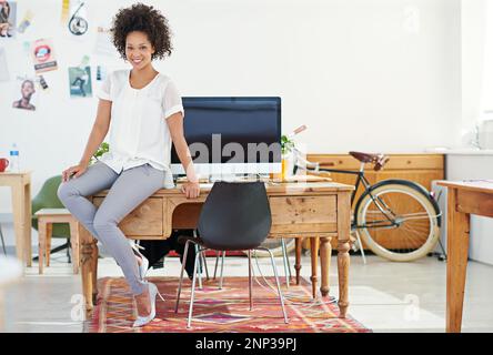 Jede Leistung beginnt mit der Entscheidung, es zu versuchen. Porträt einer attraktiven Designerin in ihrem modernen Büro. Stockfoto