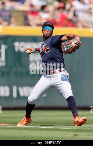 North Port FL USA: Atlanta Braves, linker Feldspieler Eddie Rosario (8), wirft einen Ball vom Schläger des Boston Red Sox-Mittelfeldspielers Raimel Tapia (17) während eines Stockfoto