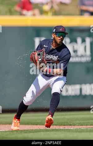 North Port FL USA: Atlanta Braves, linker Feldspieler Eddie Rosario (8), wirft einen Ball vom Schläger des Boston Red Sox-Mittelfeldspielers Raimel Tapia (17) während eines Stockfoto