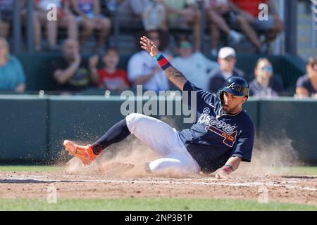 North Port FL, USA: Atlanta Braves, der linke Feldspieler Eddie Rosario (8), rutscht während eines MLB-Frühjahrstrainings gegen die Boston Red Sox auf C sicher nach Hause Stockfoto