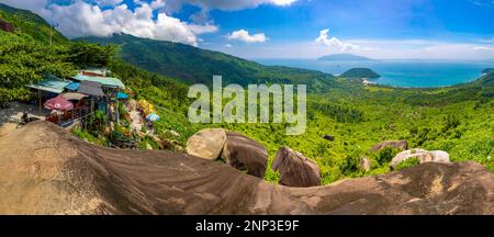 Valley and Sea Coast, Hai Van Pass, Da Nang, Vietnam Stockfoto