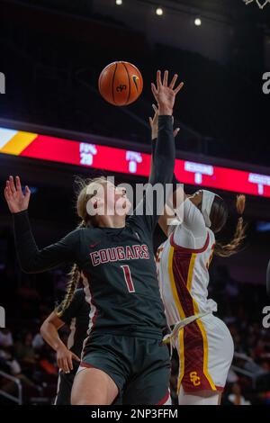 Washington State Guard Tara Wallack (1), die im ersten Quartal während eines regulären Saisonspiels im Galen Center am Samstag, 25. Februar 2023 in Los Angeles, Kalifornien, auf den Steal ging Die Trojaner besiegten die Cougars 68–65. (Aliyah Navarro/Bild des Sports) Stockfoto