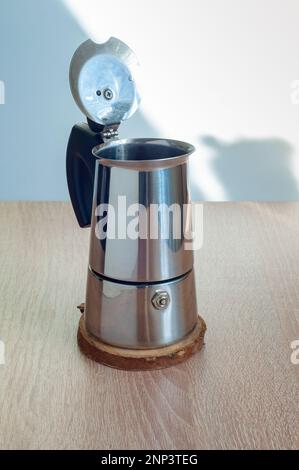 Geyser-Kaffeemaschine Musa Italian aus Stahl steht bei offenem Deckel auf dem Tisch Stockfoto