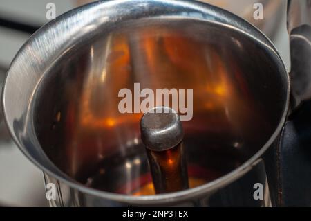 Geysir-Kaffeemaschine für die Kaffeezubereitung im Nahbereich Stockfoto
