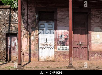 Panaji, Goa, Indien - Januar 2023: Außenfassade eines alten portugiesischen Gebäudes mit hohen Türen in Fontainhas. Stockfoto