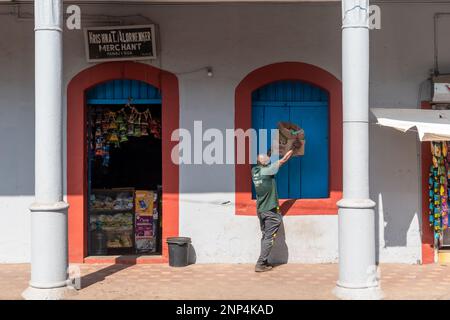 Panaji, Goa, Indien - Januar 2023: Ein alter Laden mit alten gotischen Fenstern in einem Gebäude aus der portugiesischen Kolonialzeit in der Stadt Panjim. Stockfoto