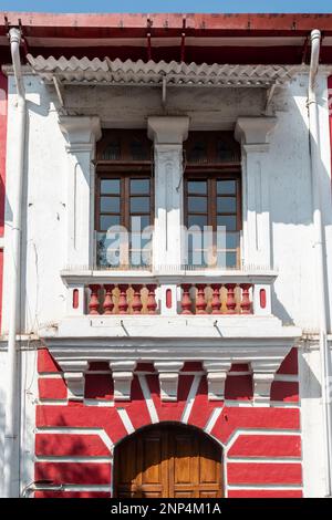 Panaji, Goa, Indien - Januar 2023: Außenfassade eines alten Oldtimer-Gebäudes mit rot-weißen Wänden in der Altstadt von Panjim Stockfoto