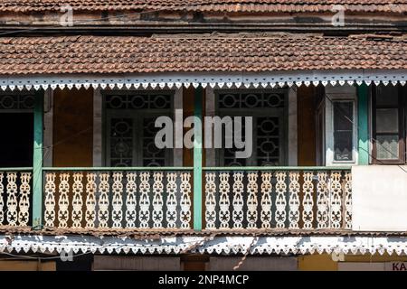 Panaji, Goa, Indien - Januar 2023: Außenfassade des prunkvollen Balkons eines alten Gebäudes im lateinischen Viertel der Stadt Panjim. Stockfoto