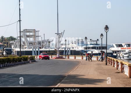 Panjim, Goa, Indien - Januar 2023: Luxuriöse Casino-Schiffe parken auf dem Mandovi Fluss neben der Promenade in der Stadt Panaji. Stockfoto