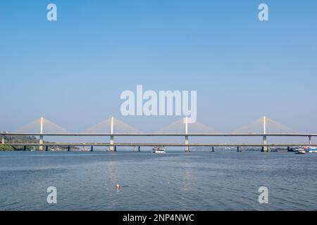 Panjim, Goa, Indien - Januar 2023: Das Kabel hielt die Atal Setu Brücke über den Mandovi Fluss in der Stadt Panaji. Stockfoto