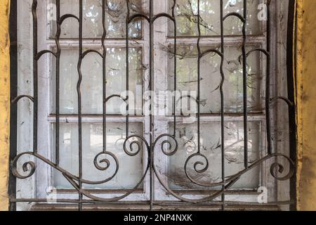 Detail eines alten Metallgitters auf dem Kopfsteinpflaster eines portugiesischen Hauses in Panjim, Goa. Stockfoto