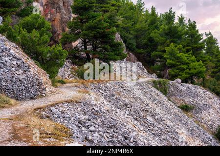 Teil eines verlassenen Penteli-Marmorbruchs in Attika, Griechenland. Penteli ist ein Berg, 18 km nördlich von Athen, von dem aus Stein für die Knackis geliefert wurde Stockfoto