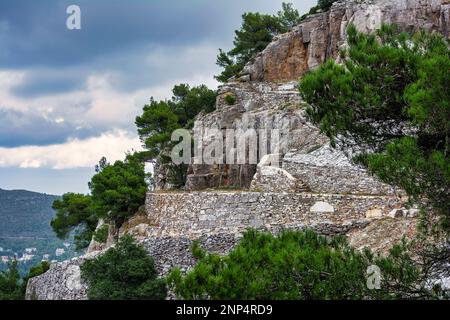 Teil eines verlassenen Penteli-Marmorbruchs in Attika, Griechenland. Penteli ist ein Berg, 18 km nördlich von Athen, von dem aus Stein für die Knackis geliefert wurde Stockfoto