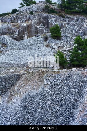 Teil eines verlassenen Penteli-Marmorbruchs in Attika, Griechenland. Penteli ist ein Berg, 18 km nördlich von Athen, von dem aus Stein für die Knackis geliefert wurde Stockfoto