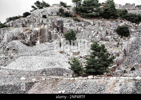 Teil eines verlassenen Penteli-Marmorbruchs in Attika, Griechenland. Penteli ist ein Berg, 18 km nördlich von Athen, von dem aus Stein für die Knackis geliefert wurde Stockfoto