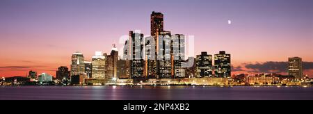 Blick auf die Stadt bei Nacht, Detroit, Michigan, USA Stockfoto