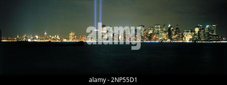 Beleuchtete Manhattan Skyline bei Nacht, New York City, New York State, USA Stockfoto