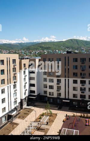 Mehrstöckiges Haus im Hintergrund eines Sommertags. Stockfoto