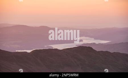 Wunderschöner Blick auf die Winterdämmerung von Red Screes im Lake District mit Blick nach Süden in Richtung Windermere und farbenfrohem, lebendigem Himmel Stockfoto