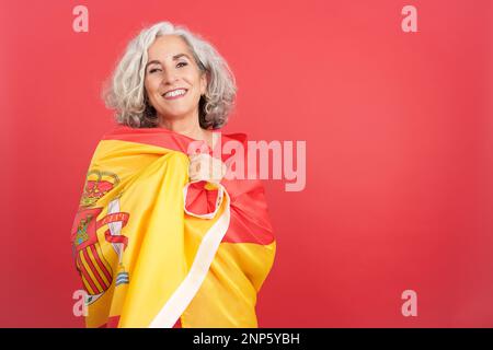 Smiley-Frau mit spanischer Nationalflagge Stockfoto