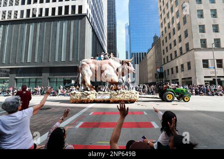 Houston, Texas, Usa. 25. Februar 2023. Der Festwagen des Paradekomitees fährt am 25. Februar 2023 während der Downtown Rodeo Parade in Houston, Texas, die Walker Street hinunter. (Foto: Reginald Mathalone/NurPhoto)0 Kredit: NurPhoto SRL/Alamy Live News Stockfoto