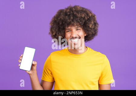 Glücklicher afrikaner, der ein Handy mit leerem Bildschirm hält Stockfoto