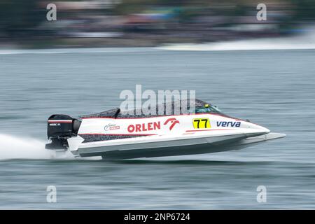 Lake Toba, Indonesien. 26. Februar 2023. Bartek Marszalek vom Stromoy Racing F1H2O Team tritt am 26. Februar 2023 am Lake Toba in North Sumatra, Indonesien, im Rennen 1 des Formel-1 H20-Grand Prix von Indonesien an. Kredit: Veri Sanovri/Xinhua/Alamy Live News Stockfoto