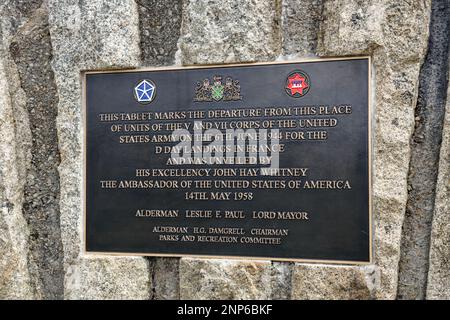 Plakette am Saltash Passage Memorial zum V and VII Corps der US-Armee für D Day Landungen in Frankreich. Detaillierte Nahaufnahme. Stockfoto