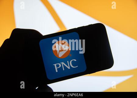 Rheinbach, Deutschland 26. Februar 2023, das Markenlogo der US-amerikanischen Firma „PNC Financial Services“ auf dem Display eines Smartphones Stockfoto