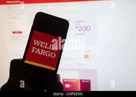 Rheinbach, Deutschland 26. Februar 2023, das Markenlogo des US-Finanzdienstleisters „Wells Fargo“ auf dem Display eines Smartphones Stockfoto